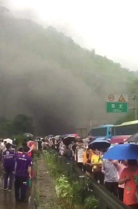 突发:杭长高速百丈隧道内车辆追尾引发火灾 现