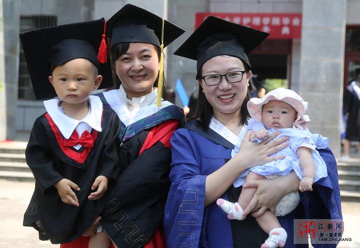硕士妈妈抱娃毕业_董卿素颜抱娃购物被拍_硕士晒抱娃毕业照