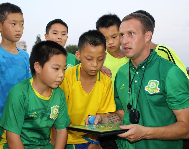 中国有我的足球梦想!萝卜教练为杭州伢儿带