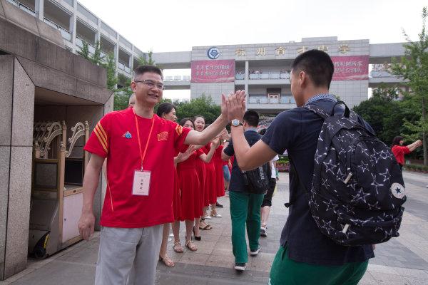 杭城1.4万名学生参加中考 考场作文写麻烦你