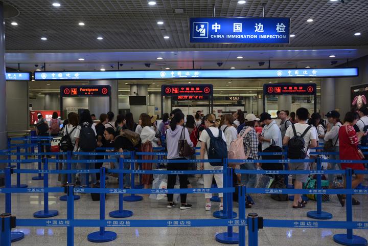 端午出境游 宁波机场边检保证通关排队不超半