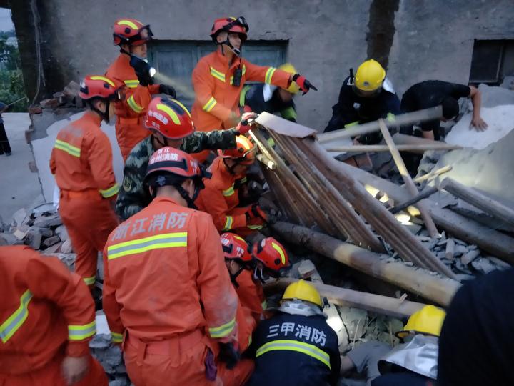 台州民房坍塌2人被困消防员徒手救人