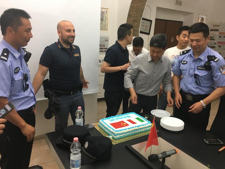 中得知paolo farris生日就要到了,便和冯思博悄悄地找了一家蛋糕店,订