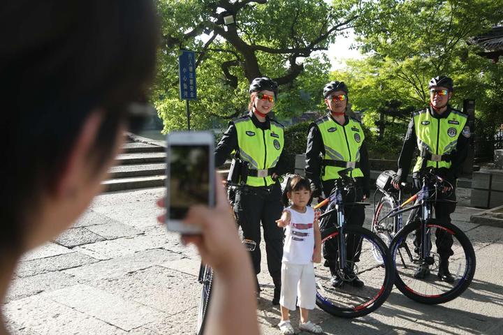 交警皮裤图片