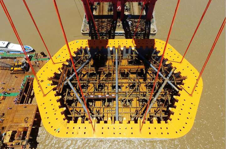 岱山大橋主通航孔橋首個防撞鋼套箱順利安裝