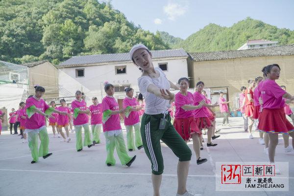 送舞下乡藏族舞《吉祥谣》进乡村