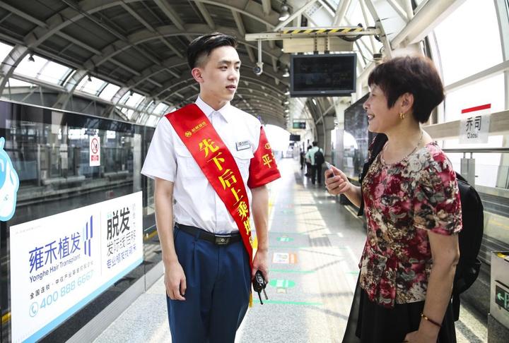 頂高溫保障列車安全進出 謝謝特殊的地鐵高架站務員