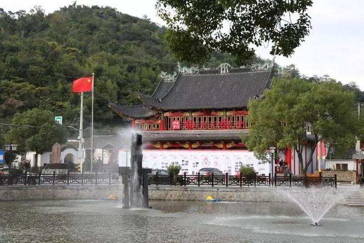 鸣山村始建于东晋年间,位于昆阳镇北首.