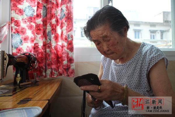 感动!杭州91岁奶奶10年缝鞋垫温暖人心