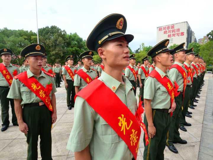 武警金华支队举行退役老兵向军旗告别仪式