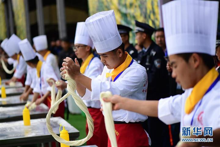 9月18日,來自西寧的拉麵師傅趙春敏(右二)參加拉麵技能大賽.