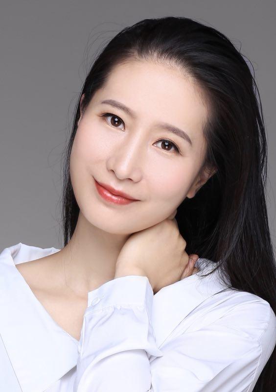 王靖:浙江歌舞剧院独唱演员,荣获中国文化部杰出青年歌唱家称号,浙江