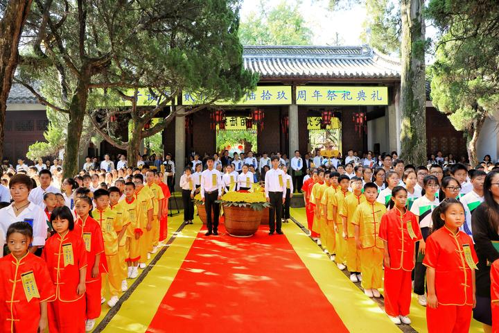 "曲阜有庙没有人,台北有人没有庙,衢州有庙又有人.