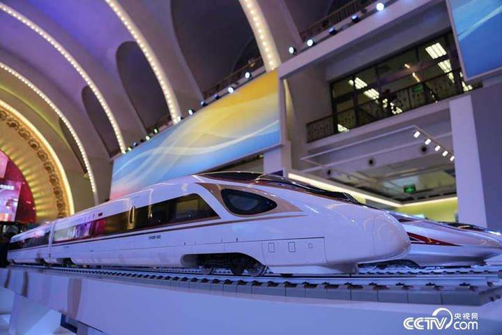 上海:复兴号进博会主题宣传列车发车