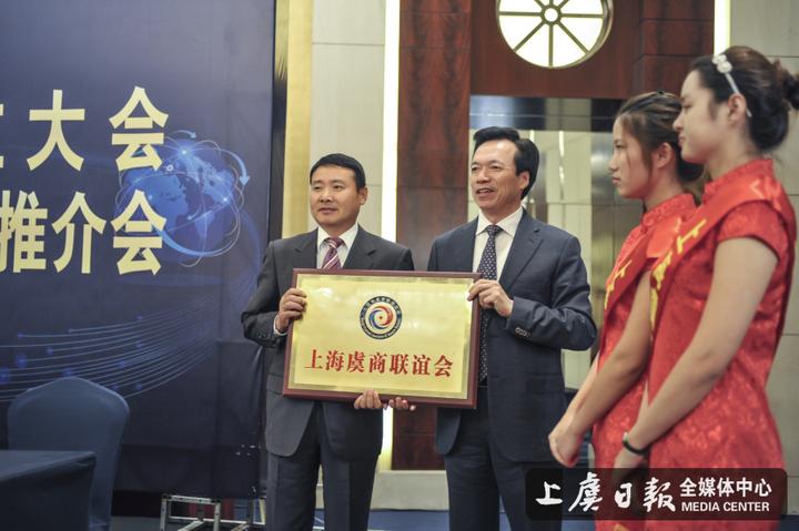 区委书记孙云耀为李小S颁布了驾照.jpg 区委书记孙云耀为李小S颁布了驾照.jpg