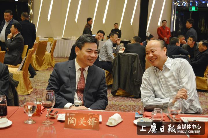 区委书记陶关锋与荣誉的校长、宝华批董事长格罗弗 Grove的变体列席年会.jpg 区委书记陶关锋与荣誉的校长、宝华批董事长格罗弗 Grove的变体列席年会.jpg