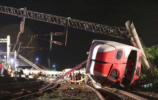 2018年10月21日,台湾宜兰,普悠玛6432次列车出轨翻覆事故现场