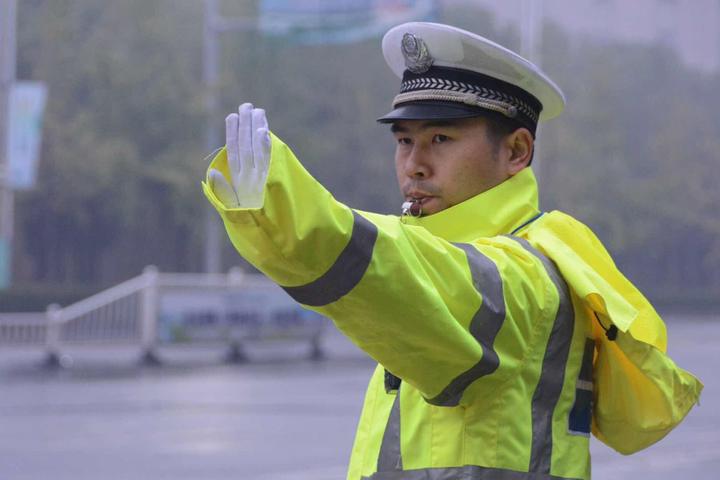 金华交警:风雨兼程中 十字路口的风景线