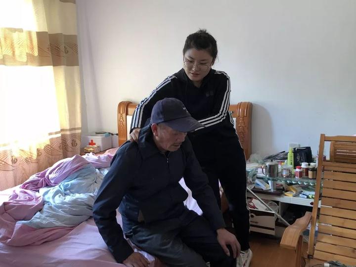 常山老人捡弃婴养大终身未娶孝顺养女照顾生病养父不离不弃