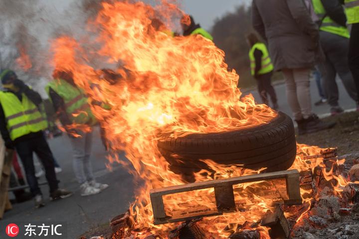法国28万人示威反对油价上涨 逾200人受伤