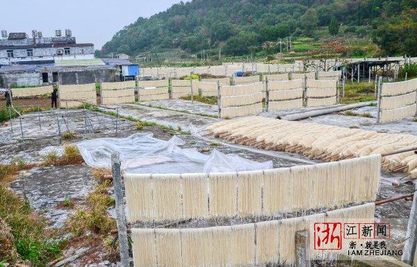玉环:农家晾晒米面 颇受市场青睐