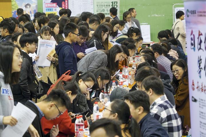 高校畢業生校招火熱進行 願意馬上籤約的學生卻不多