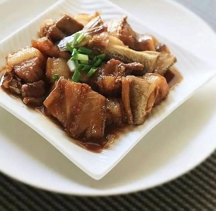 小小的黄鱼鲞,可以烧肉吃.