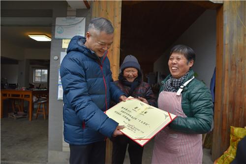 衢州频道 衢州新闻 在新昌乡郭塘村,叶美峰走访了困难农户张启日,送