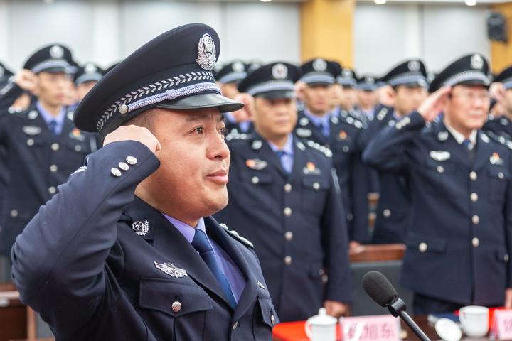 舟山365名边防官兵转隶为公安民警