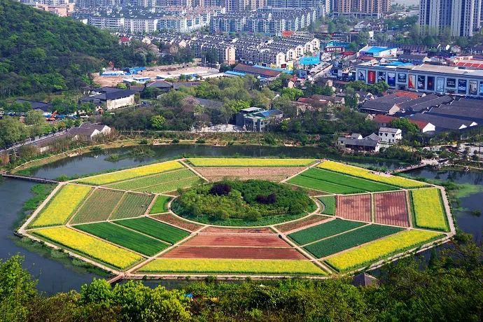 八卦田景群位于杭州西湖风景区东南侧玉皇山南麓,又称"八丘田,上面种