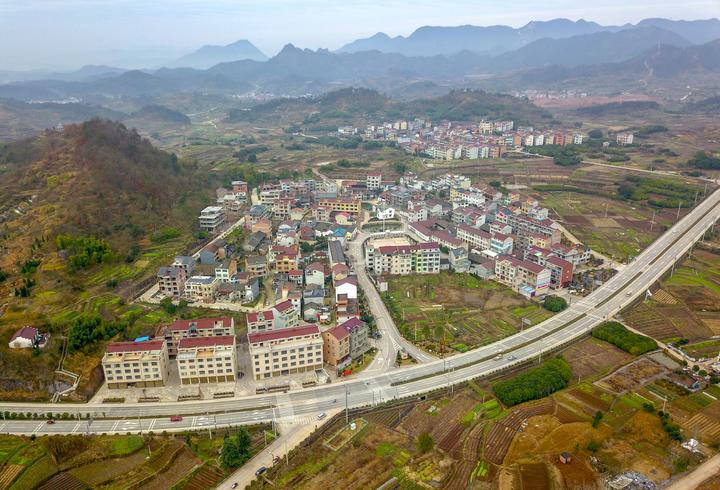 千祥镇西阳环村路串起一路景