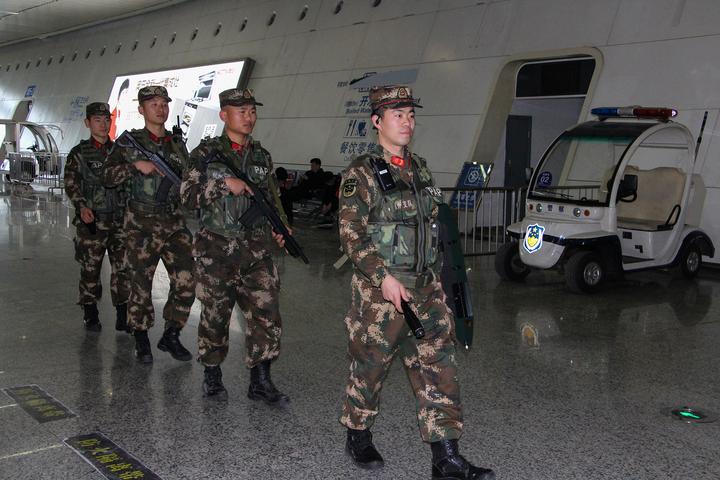 武警杭州支隊官兵在杭州火車東站,城站火車站等重要區域擔負春運執勤