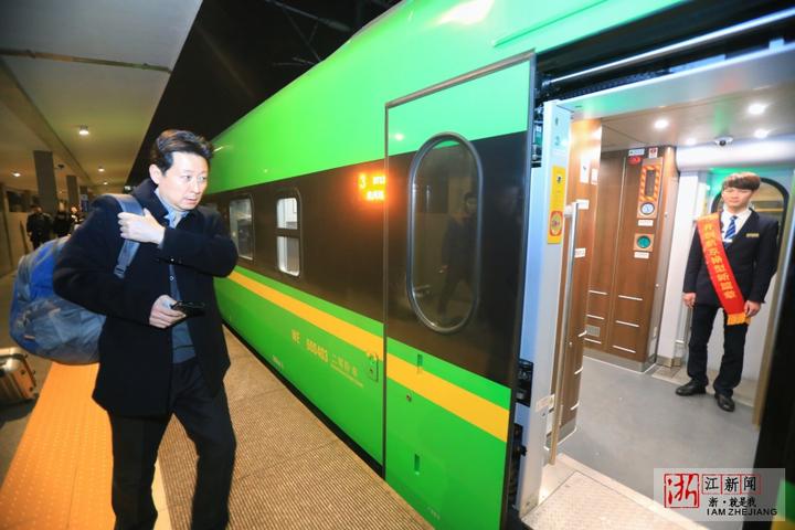 绿巨人CR200J型复兴号动车组首次在杭州发车