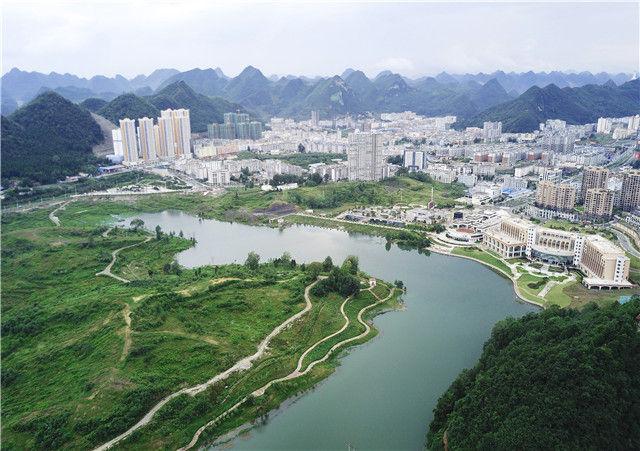 這是貴州六盤水市水城縣龍池公園景觀(2017年8月23日無人機拍攝).