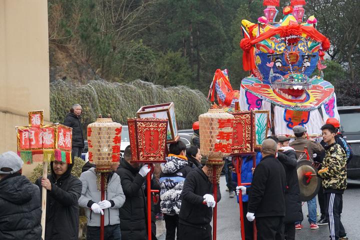 左炎令,吴子境,吴俊霖等人放寒假回到东阳老家后,便开始着手制作龙灯