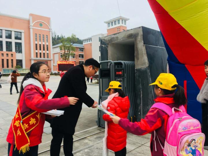 下,一条长龙气势如虹的
