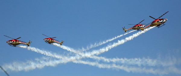 2月20日,在印度班加羅爾,參加航空展的飛機進行飛行表演.