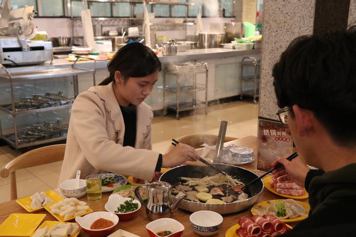 学生凭运动步数可得打折优惠 浙江工商大学食堂获赞 学生凭运动步数可得打折优惠 浙江工商大学食堂获赞