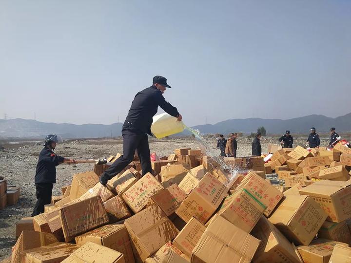 普陀区集中销毁2000余箱烟花爆竹