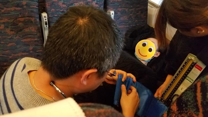 高铁上女子突发疾病 宁波医生一只口罩手到病除