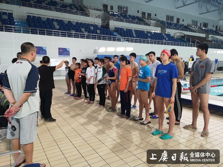 国家游泳队来了 朱志根教练实地指导工作