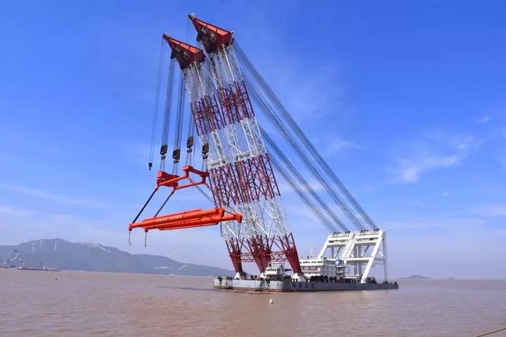 今天,全国最重最长跨海大桥箱梁首件成功架设