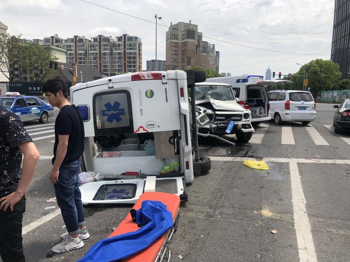 一辆120救护车和一辆奔驰越野车发生交通事故,救护车被撞翻,有人员