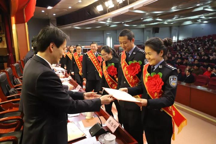 區委書記蔡豔強調:要旗幟鮮明加強政治建設,為