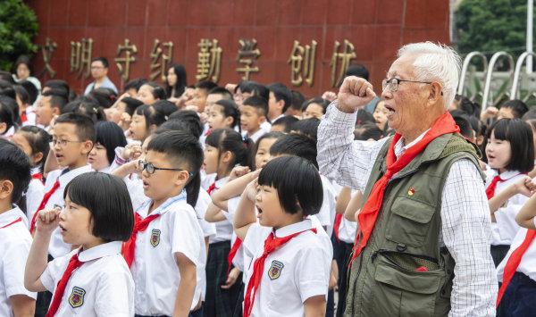 追梦七十年丨俞明德:红领巾与白发一起飘扬