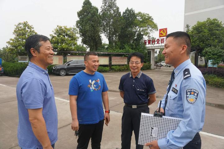 他就來到村裡,和黨員幹部一道參觀了村裡的革命博物館,瞻仰了李立卓