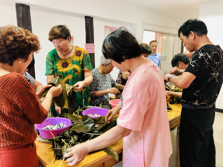 艾叶飘香邻里情深社区居民包粽子喜迎端午