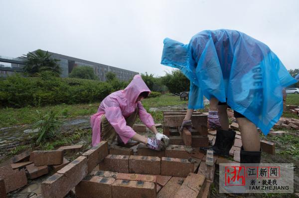 下雨天搬砖图片图片