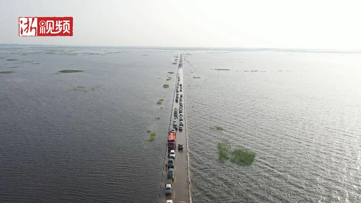 江西九江永吴公路大湖池段现最美水上公路