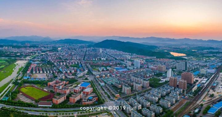 《武義夜景》何嘯江 攝於 武義《荷》子淳 攝於 東陽橫店《江邊即景